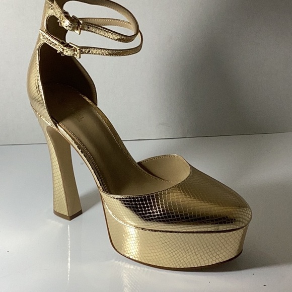 Elegant Gold Platform Heels - Picture 6 of 14